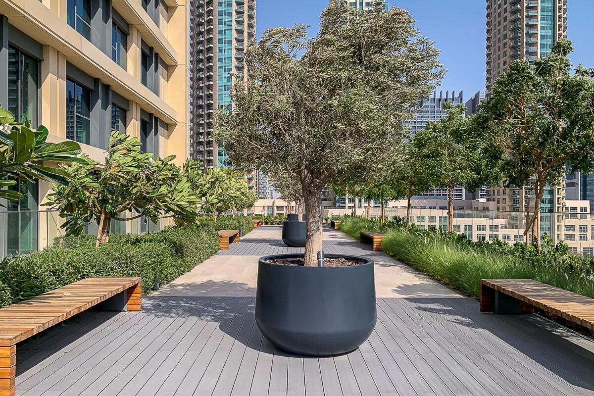 Frank Porter - Burj Royale * Dubai